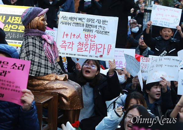 4일 오후 서울 종로구 일본대사관앞에서 정의기억연대 주최 제1416차 일본군성노예 문제 해결을 위한 정기 수요시위에서 참가자들이 일명 '문희상안'을 가해자에게 면죄부만 주는 반인권적이라며 즉각 폐기를 촉구했다.