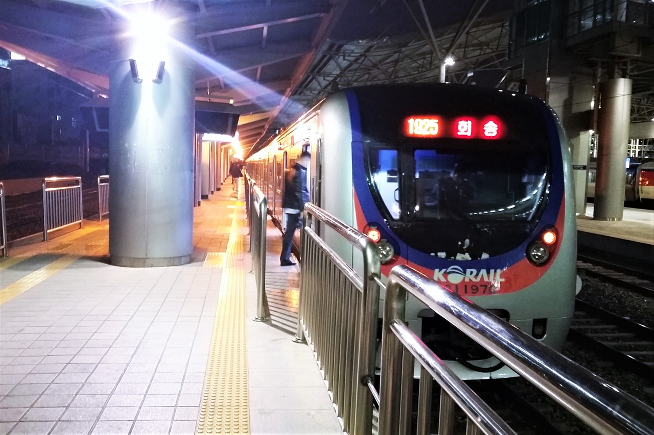 1호선 서울역 급행열차 전용 승강장에서 천안행 급행열차가 대기하고 있다. 12월 30일 급행열차 변경안이 예정대로 진행된다면 이 열차는 역사 속으로 사라질 예정이다.