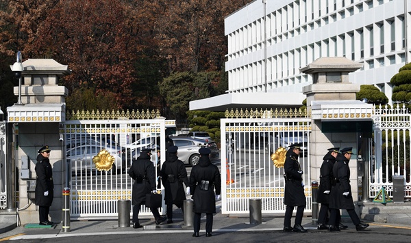 검찰이 청와대 압수수색에 나선 지난해 12월 4일 청와대 연풍문에 관계자들이 출입을 하고 있다.