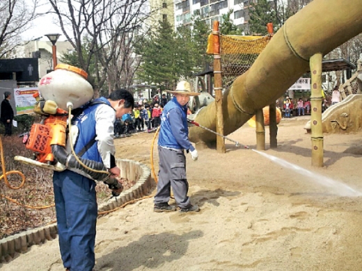 춘천시는 주기적으로 어린이놀이시설 모래 소독 작업을 실시하고 있다.