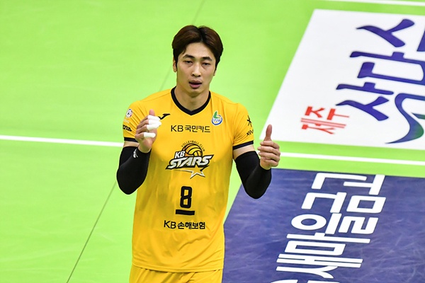  김학민은 이번 시즌 KB의 주장을 맡아 후배들을 이끌며 팀의 주공격수로 활약하고 있다.
