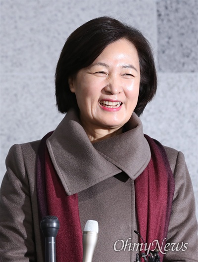 차기 법무부 장관 후보자로 지명된 추미애 더불어민주당 의원이 5일 오후 서울 여의도 국회 의원회관에서 소감을 밝히고 있다.
