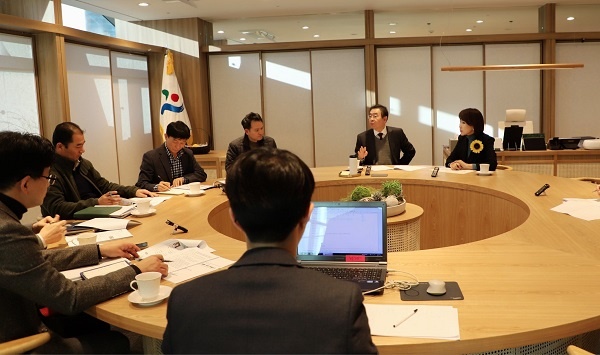 전현희 의원(맨 오른쪽)이 박원순 서울시장을 만나 지역 현안 문제에 대한 서울시의 행정적 협조를 요청했다.