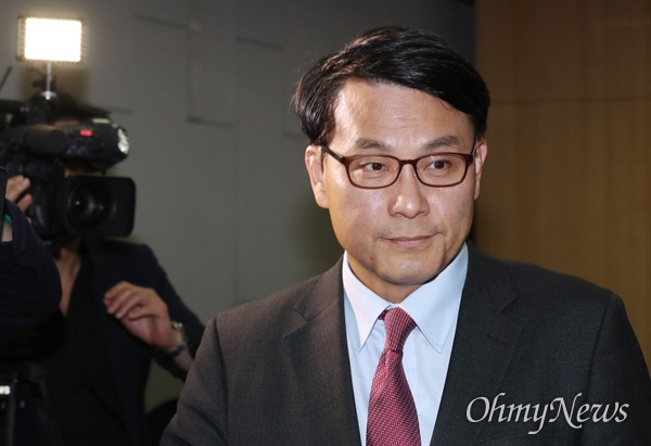 자유한국당 윤상현 의원이 2019년 12월 5일 오후 국회 의원회관에서 원내대표 경선 출마 선언을 하기 위해 들어서고 있다. 