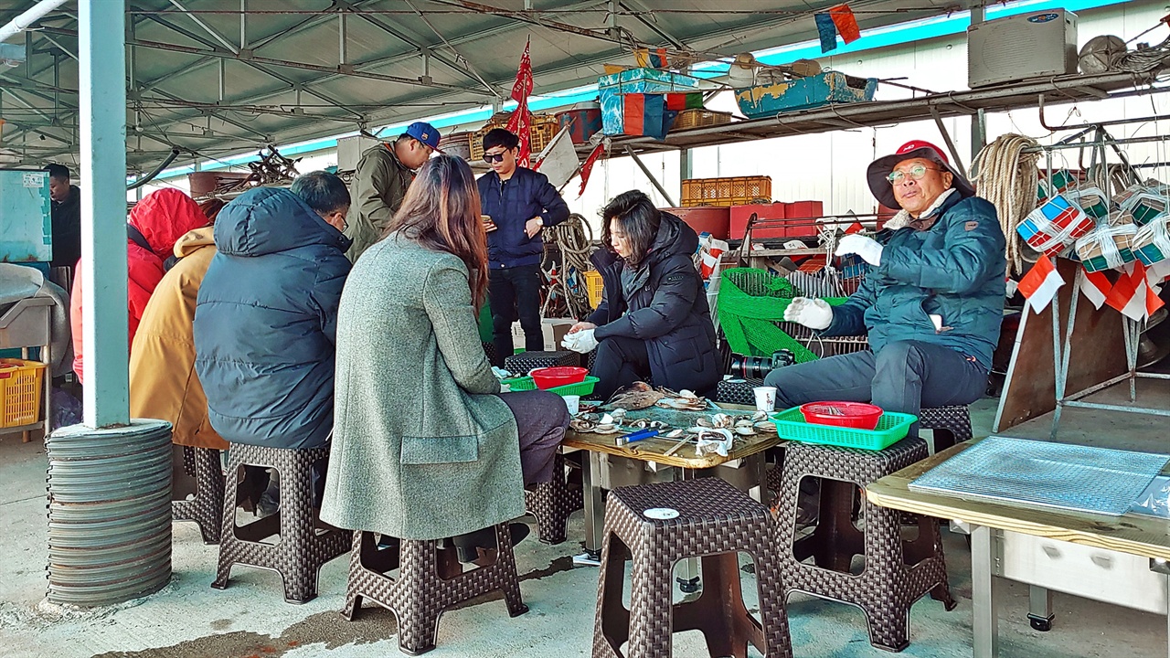 도루묵시식 물치항 어촌계로부터 도루묵축제를 앞두고 시식을 할 기회를 얻었다. 예전과 달라진 의자와 구이용 화로, 그리고 새로 추가한 조개모듬에 대한 평가를 해달라는 내용이었다. 이전과는 달라진 앉아 있기에 불편을 크게 줄인 의자와 화로 덕에 1시간 여 조개와 도루묵을 구어 맛보는 시간이 불편하지 않았다.