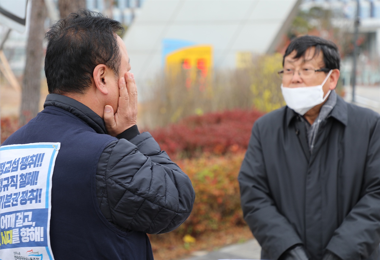 한국발전산업노조 서부발전본부 유승현 본부장이  본사 앞에서 1인 시위를 펼친 김하순부장과 대화를 나누고 있다.