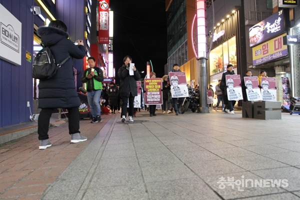 촛불문화제 참가자들이 청주 성안길 롯데시네마 앞으로 가두행진을 하고 있다. ⓒ계희수