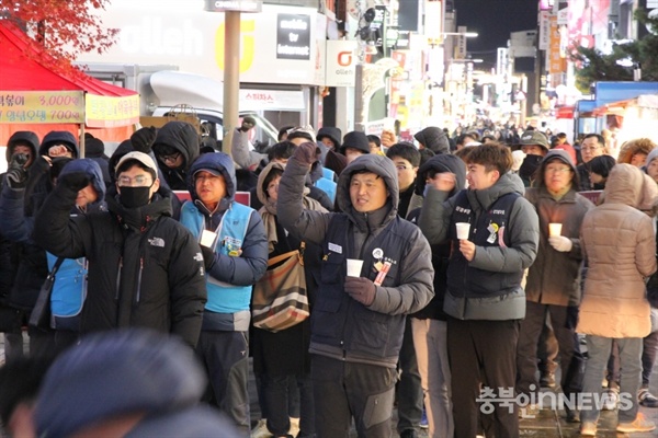 촛불문화제 참가자들이 청주 성안길 롯데시네마 앞에서 중대재해기업처벌법 제정 등을 촉구하고 있다. ⓒ계희수