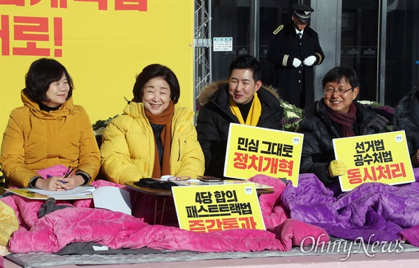 정의당 심상정 대표가 6일 국회 본관 앞 농성장에서 '패스트트랙 통과를 위한 국회농성'을 벌이고 있다. 이 자리엔 박창진 국민의노동조합특별위원장도 함께했다. 