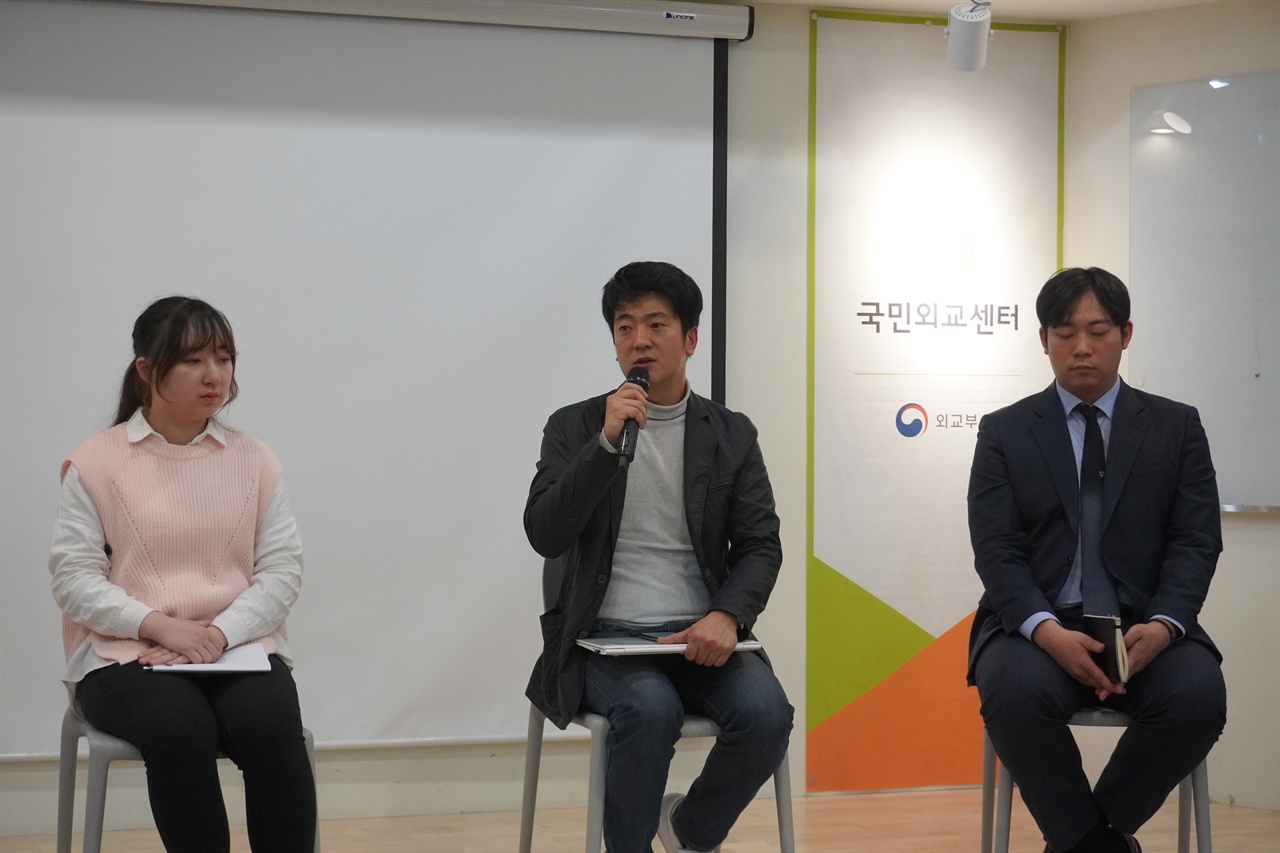 이승훈 시민사회단체연대회의 사무처장이 촛불혁명을 중점으로 한국 시민운동의 현황과 과제에 대해 설명하고 있다.