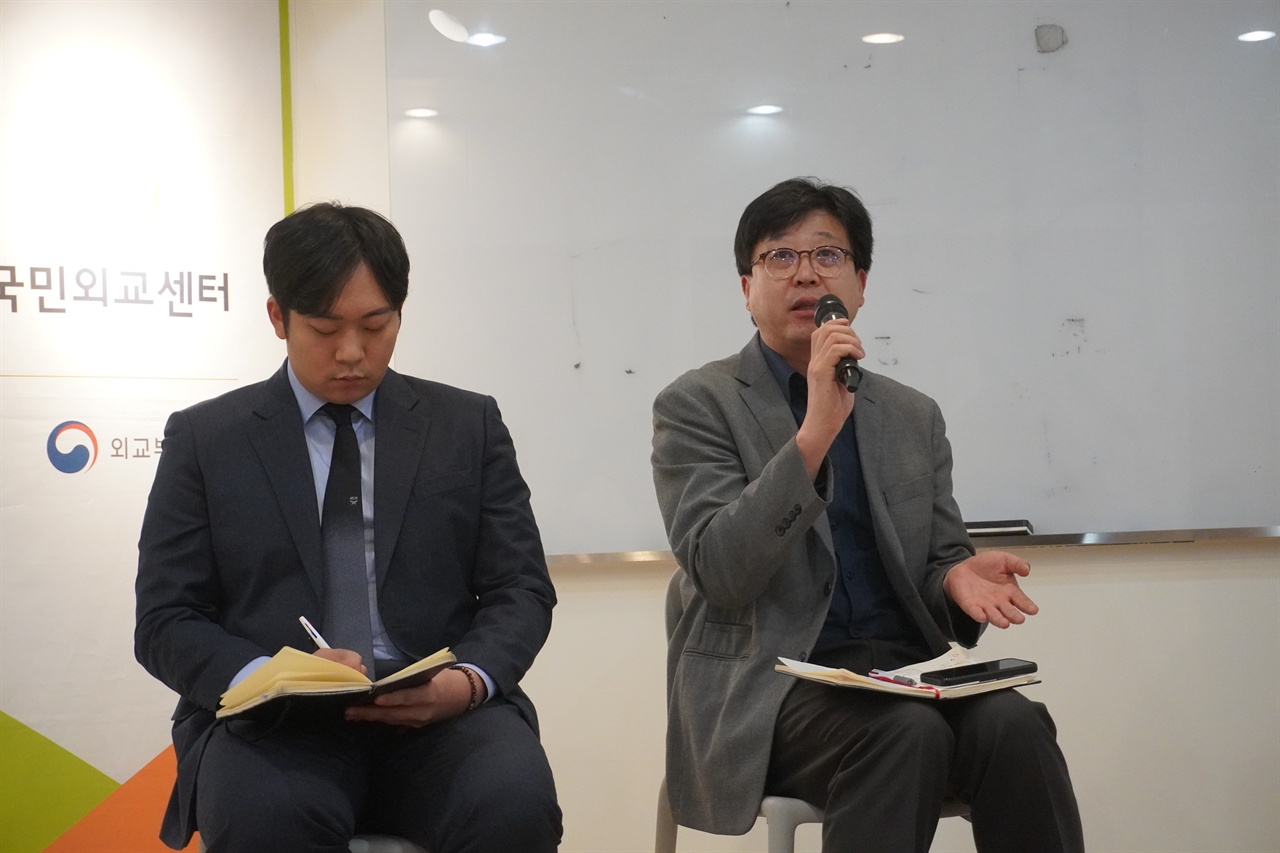 박주원 지속가능경영재단 CSR센터장이 이승훈 시민사회단체연대회의 사무처장에게 질문을 던지고 있다.