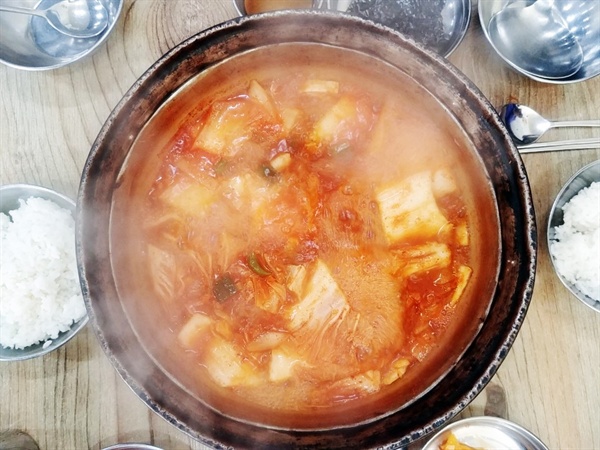 조 경위와 나눠 먹은 양푼 김치찌개.