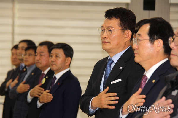 송영길 국회의원(인천계양)은 6일 오후 경남 김해시청 대강당에서 "김해신공항 무엇이 문제인가"라는 제목으로 강연했고, 민홍철 국회의원 등이 함께 했다.