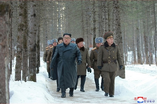 김정은 북한 국무위원장이 군 간부들과 함께 백두산지구 혁명전적지를 시찰하고 백두산을 등정했다고 조선중앙통신이 4일 보도했다. 김 위원장이 간부들과 함께 걷고 있다