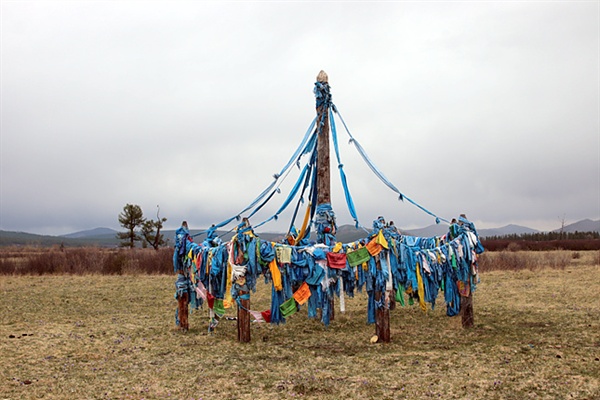 몽골 제1의 성산인 볼칸산이 보이는 곳에 있는 오보. 헤를렌강 상류에 있는 볼칸산은 몽골인들에게 신성한 영역이자 영혼의 안식처이며 권력의 상징이다. 푸른 하늘을 보며 정신적 위안을 삼기 위해 볼칸산을 종종 방문했던 칭기스칸은 이 근방 어딘가에 묻혔을지도 모른다  