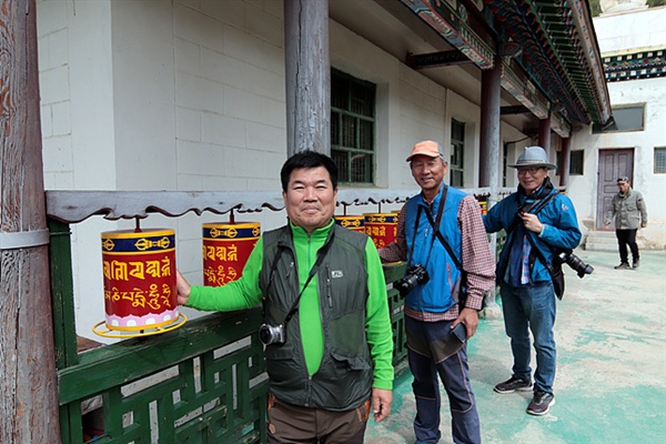 몽골 유명 관광지 테렐지에 있는 라마사원 주위를 몽골풍습에 따라 시계방향으로 세번도는 일행들이 라마교 경통인 마니차를 돌리고 있다. 마니차를 한 번 돌리면 책을 한권 읽었다는 의미라고 한다.