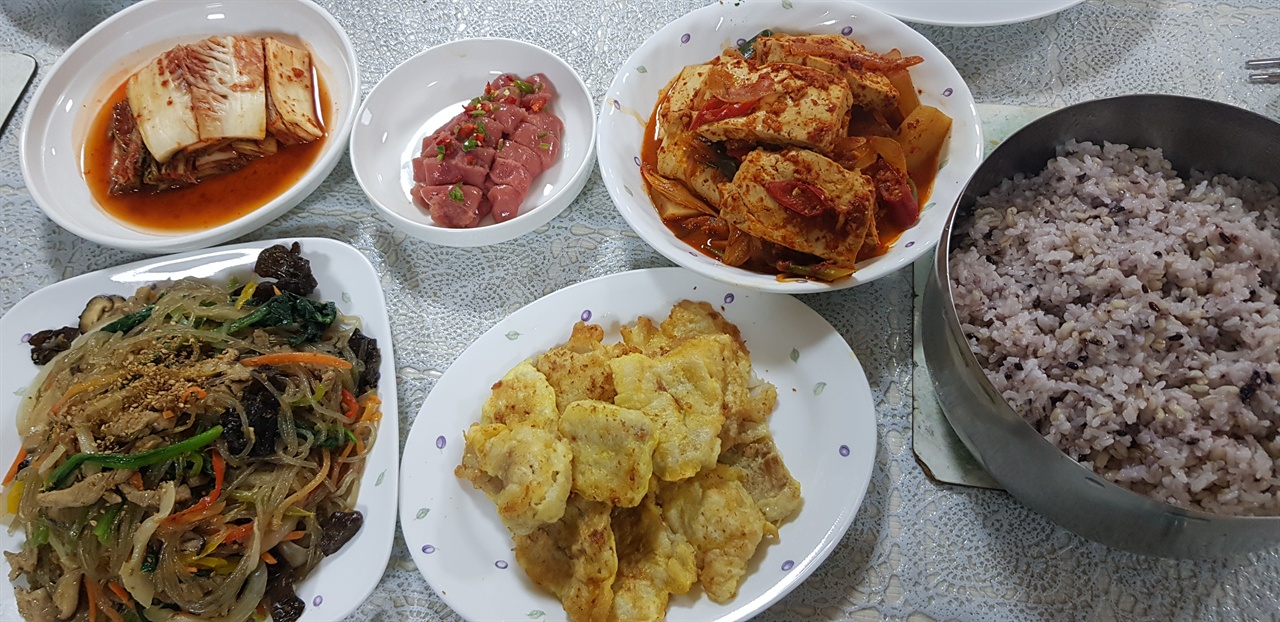 성베네딕도 왜관수도원의 저녁밥상, 수사님들이 직접 농사지은 쌀로 지은 밥이 특히 맛있다.