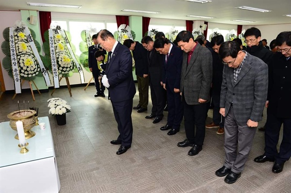 김석환 홍성군수를 비롯해 직원들이 '고 박단비 구급대원 분향소'를 찾아 추모했다.
