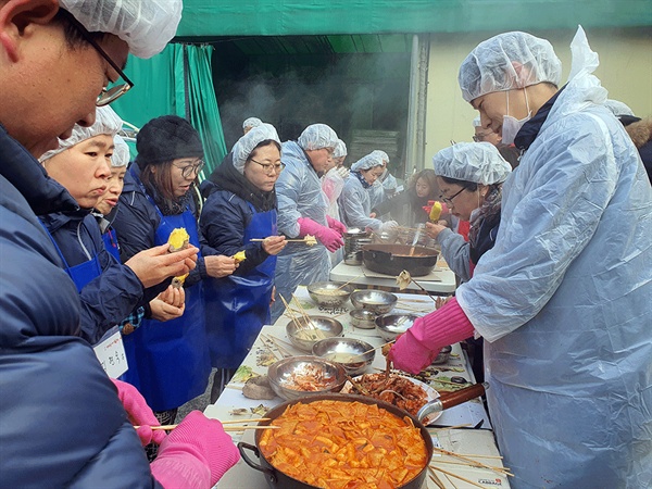 김장하느라 출출한 시기에 간식으로 나온 떡볶이가 식용을 돋웁니다.