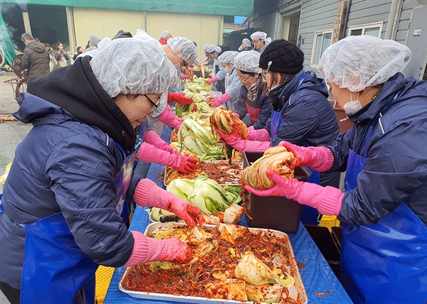 세상과 함께 회원들과 산돌학교 교직원들이 힘을 합쳐서 정성껏 김장하고 있습니다.