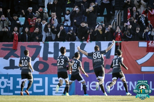  부산 아이파크가 8일 오후 2시 창원 축구센터에서 벌어진 2019 K리그 승강 플레이오프 2차전에서 홈 팀 경남 FC를 2-0으로 꺾었다. 