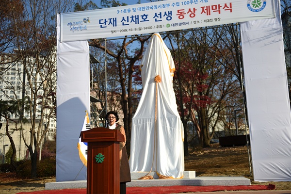  단재 신채호 선생의 자부 이덕남 여사가 동상 제막식에 참석해 감사 인사를 하고 있다.