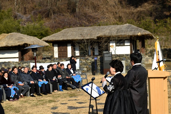 12월 8일 오전 10시 30분, 단재 선생의 생가지에서는 단재 신채호 선생 탄신 139주년 기념식이 개최됐다. 노금선, 박헌오 씨가 헌시를 낭송하고 있다.