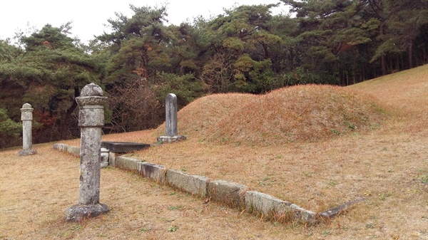 월봉서원 좌측 백우산 중턱에 자리한 고봉의 묘소. 오른쪽이 고봉의 묘이고 왼쪽은 정부인 함풍 이 씨의 묘다