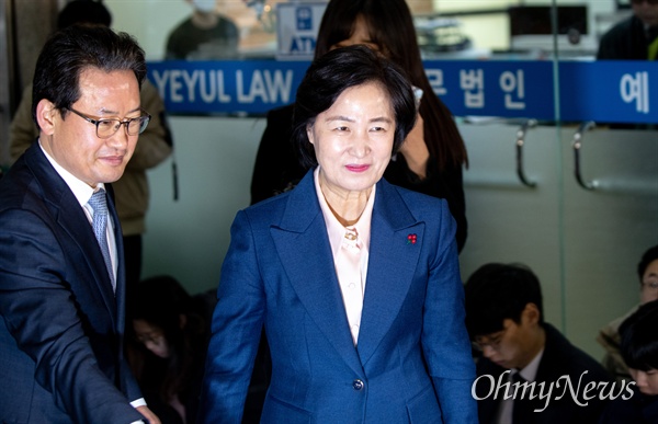 법무부 장관 후보자 추미애 더불어민주당 의원이 9일 오전 서울 양천구 남부준법지원센터에 마련된 준비사무실에 첫 출근을 하고 있다. 