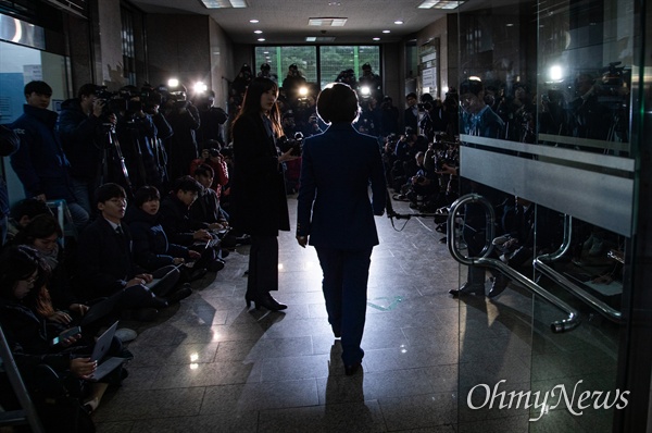 법무부 장관 후보자 추미애 더불어민주당 의원이 9일 오전 서울 양천구 남부준법지원센터에 마련된 준비사무실에 첫 출근을 하고 있다. 