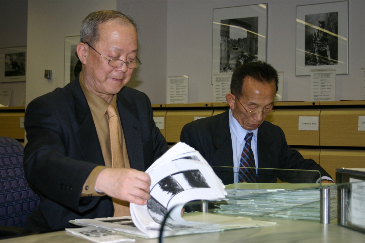 기자와 고 권중희 선생(오른쪽)이 NARA 5층 사진자료실에서 자료를 검색하고 있다.
