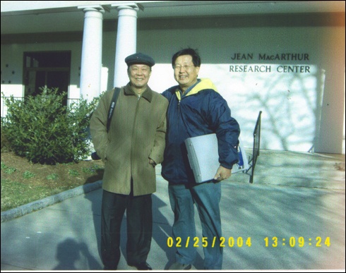 고 이도영 박사(오른쪽)와 기자(맥아더기념관 아카이브 앞, 2004. 2. 25.).
