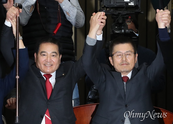 자유한국당 새 원내대표로 선출된 심재철 의원이 9일 국회에서 열린 의원총회에서 황교안 대표와 손잡고 인사하고 있다.