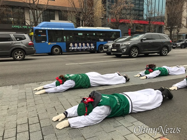 지난 9일 오전 톨게이트 요금수납원들이 한국도로공사 직접 고용을 촉구하면서 오체 투지를 진행했다. 