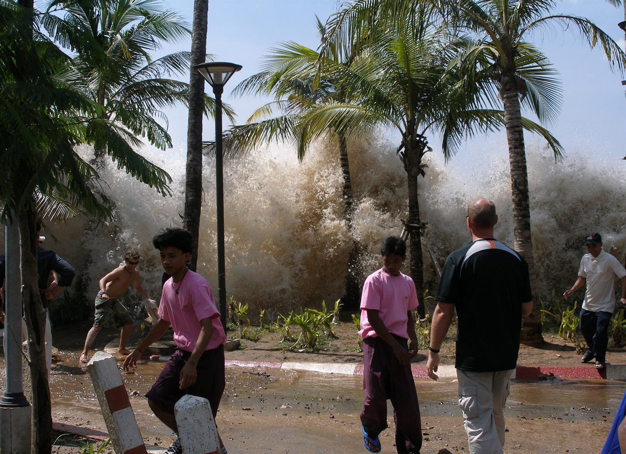 태국의 한 해변으로 쓰나미가 몰려오고 있다. 쓰나미는 해저 지각에서 발생한 지진이 유발하는 현상이다. 폭풍지진은 진앙이 바닷속 어느 지점으로 나타난다는 점에서 해저지진과 얼핏 비슷하지만, 폭풍에 의해 유발된다는 점에서 전적으로 다른 지진이다. 