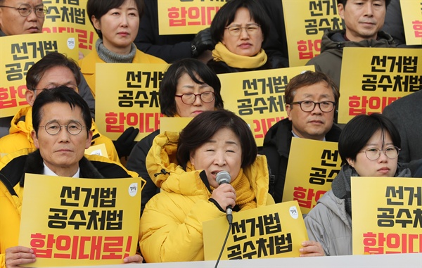  정의당 심상정 대표가 9일 오후 서울 여의도 국회 본청 계단 앞에서 열린 패스트트랙법 통과를 위한 정의당 결의대회에서 발언하고 있다.