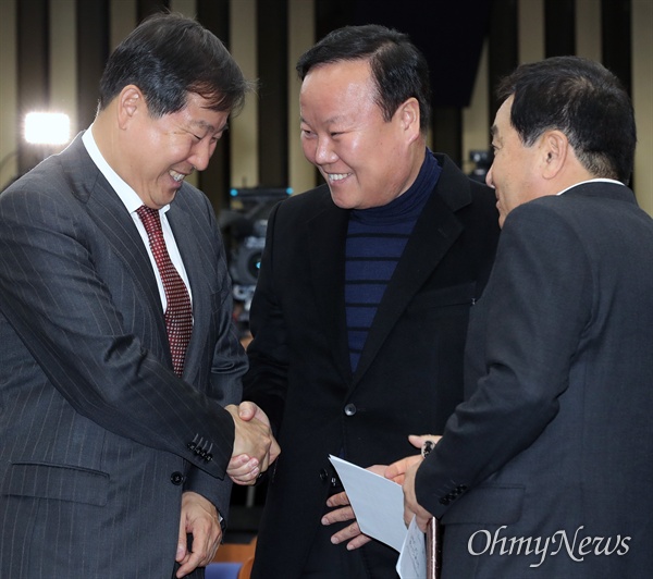 9일 새로 선출된 자유한국당 김재원 정책위의장(가운데)이 이날 오후 열린 의원총회에서 동료의원들과 인사하고 있다. 