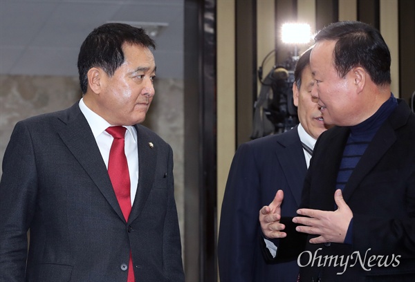 9일 새로 선출된 자유한국당 심재철 원내대표와 김재원 정책위의장이 이날 오후 열린 의원총회에서 대화하고 있다.  