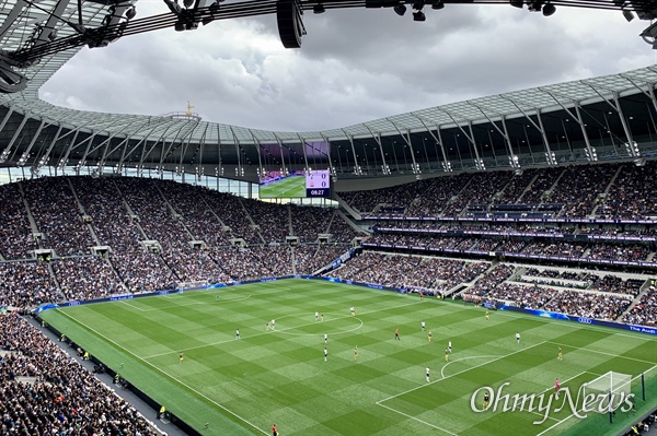  영국 런던 북쪽 토트넘의 홋스퍼 새 경기장. 지난해 4월 처음으로 문을 열었고, 수용인원만 6만명이 넘어, 맨체스터유나이티드의 올드트레포트에 이어 프리미어리그에서 2번째로 큰 경기장이다.