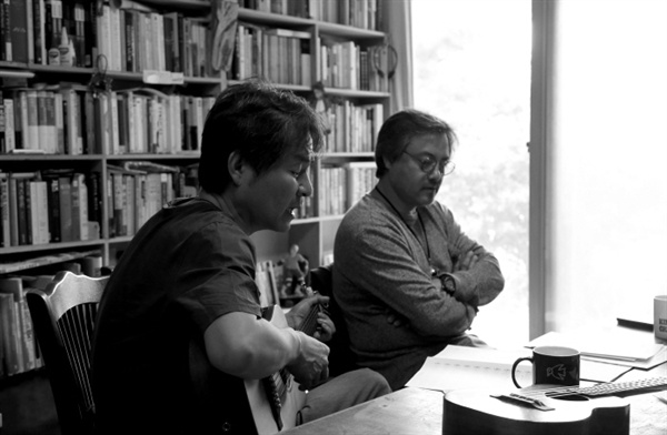  싱어송라이터 김현성 (왼쪽), 시인 임의진