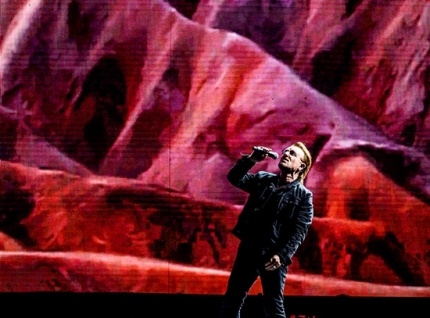  유투의 보컬 보노(Bono)는 이 날 공연을 통해 평화와 사랑의 메시지를 전했다. 