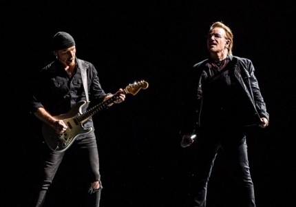  유투의 기타리스트 디 에지(The Edge)와 보컬 보노(Bono). 이 날 공연에는 총 150명에 달하는 스태프가 동원되어 열악한 고척 스카이돔에서 최상의 음향을 들려줬다.