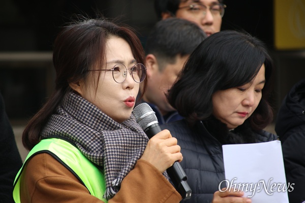 10일 대구시청 앞에서 열린 대구경북 인권단체들의 5대 인권뉴스 발표 기자회견에서 김진경 영남대의료원 노조위원장이 영남대병원에서 고공농성을 벌이고 있는 사례를 발표하고 있다.