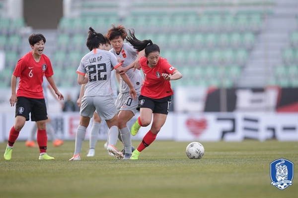 한국 여자 축구 대표팀 한국은 콜린 벨 감독의 데뷔전이었던 중국과의 2019 E-1 챔피언십에서 기대 이상의 선전을 펼치며 0-0 무승부를 거뒀다.