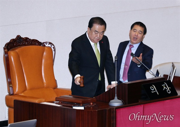 10일 오후 국회 본회의에서 문희상 국회의장이 한국당 뺀 '4+1' 예산 수정안을 상정하자 자유한국당 심재철 원내대표가 항의하고 있다.