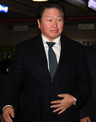 최태원 SK 회장이 지난 2018년 1월 16일 서울가정법원에서 열린 노소영 아트센터 나비 관장과의 이혼소송 2회 조정기일에 출석하고 있다.