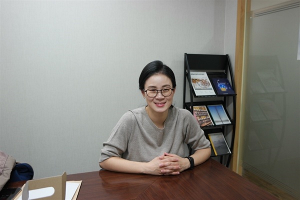 인터뷰이 김예원씨가 해맑게 미소짓고 있다.
