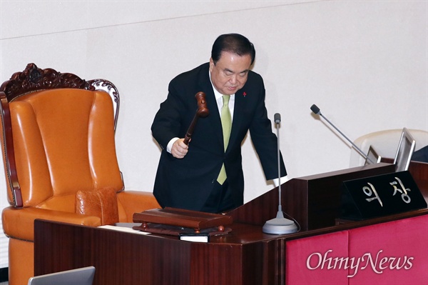 10일 오후 국회 본회의에서 문희상 국회의장이 한국당 뺀 '4+1' 예산 수정안을 상정한 뒤 가결을 선포하고 있다.
