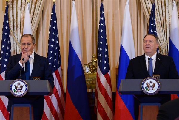10일(미국 현지시각) 미-러 외무장관 회담을 마친 폼페이오 미 국무장관(오른쪽)과 라브로프 러 외무장관. 