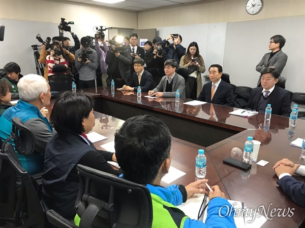 11일 민주일반연맹 소속 요금수납원들과 한국도로공사 이강래 사장이 첫 교섭을 했다. 